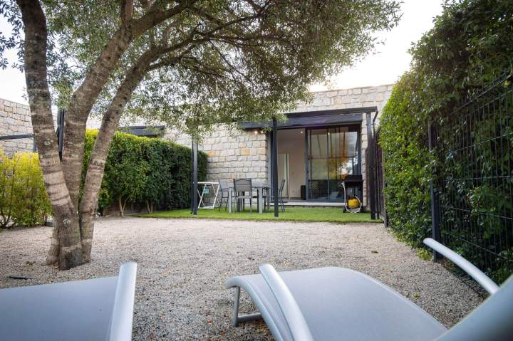 Appartements T2 avec jardin, idéal pour des vacances en famille.